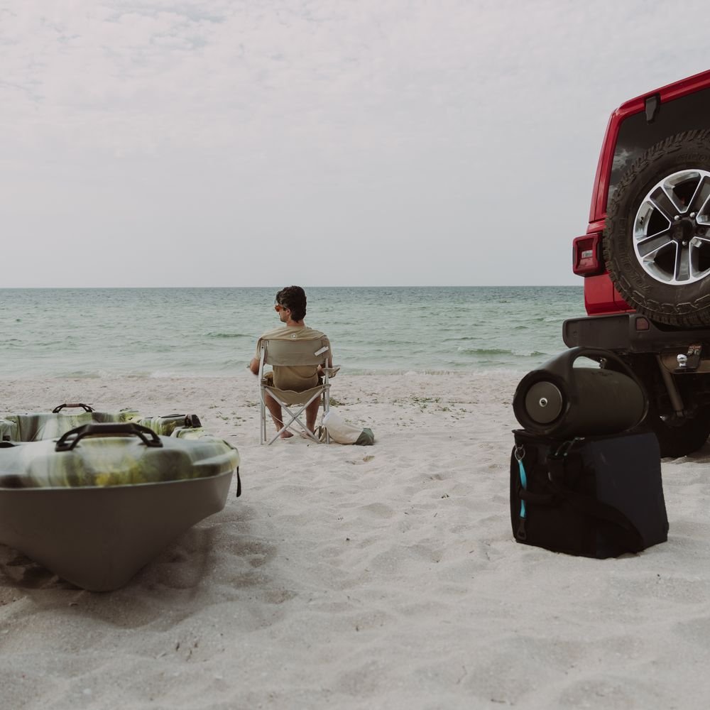 Tarde de playa con vehículo y equipo de descanso
